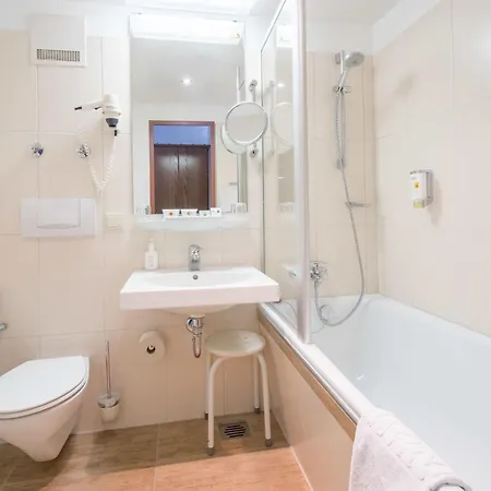 阿克岑弗兰肯布鲁嫩酒店 雷哈德萨策森